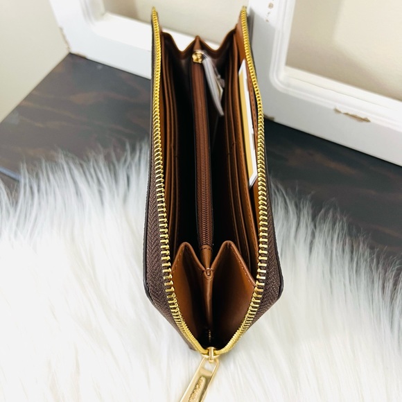 Michael Kors Jet Set Travel Large Three Quarter Zip Wallet - Picture 10 of 15